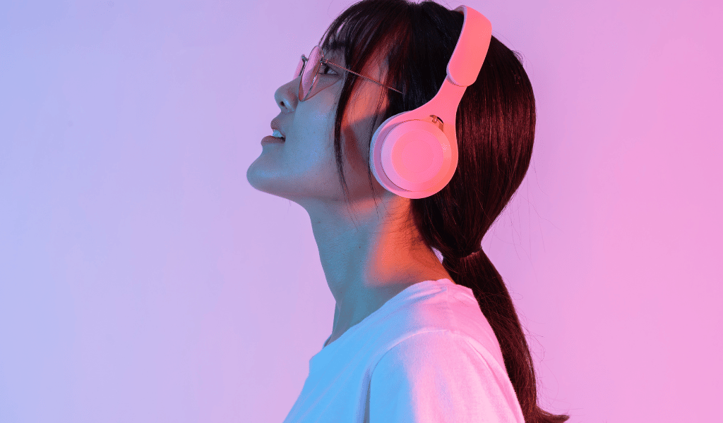 girl listening to music - the reelstars