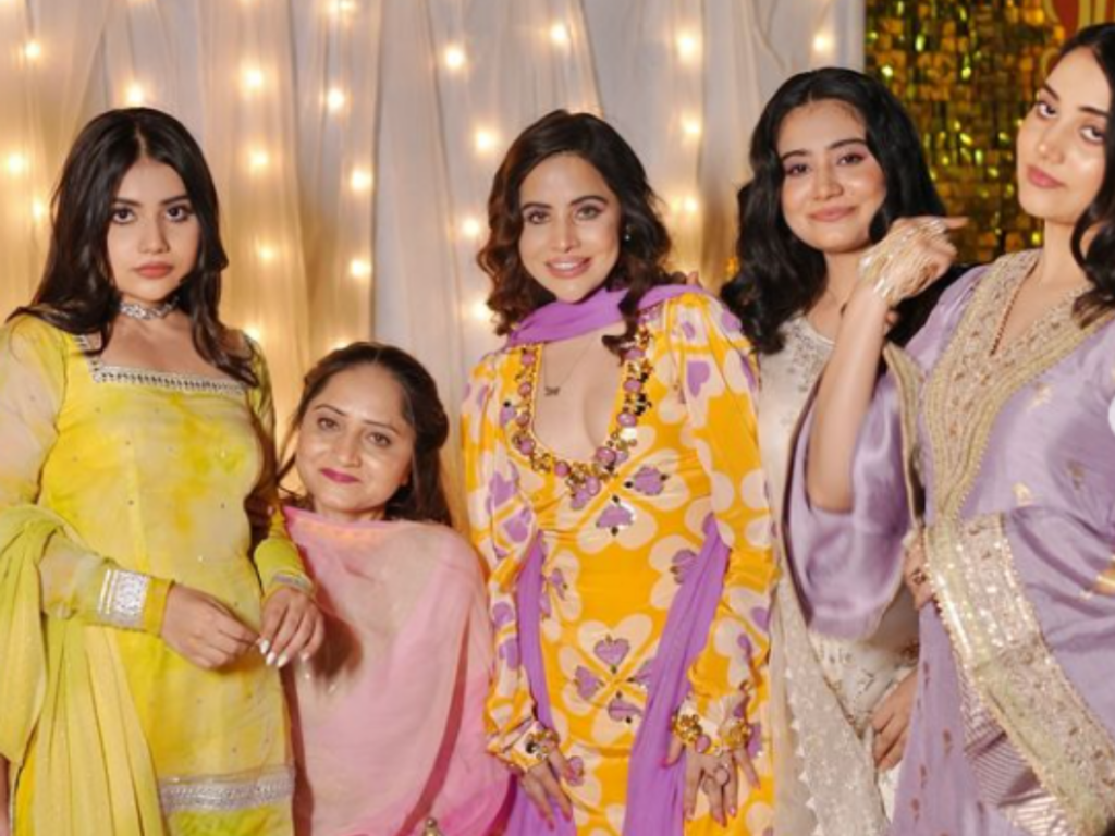 Uorfi Javed with sisters-The Reelstars